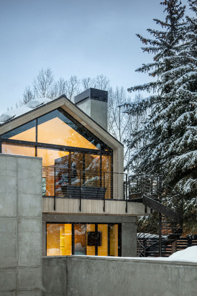 fasada z tarasem o zmierzchu