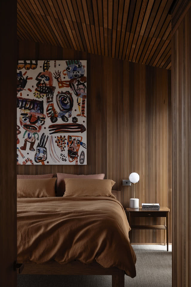 Sypialnia z półokrągłym sufitem.