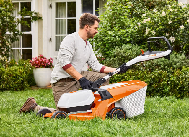 Regulacja uchwytu kierującego pozwala na dopasowanie urządzenia do wzrostu użytkownika