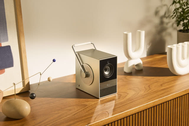 projektor na komodzie