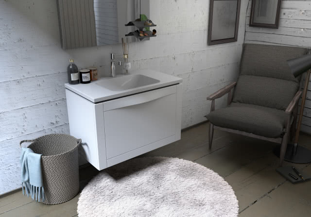 drewniane ściany pomalowane na biało, biała umywalka biała szafka podumywalkowa, kosz na pranie, fotel, lustro, drewniana podłoga, notes, pióro, obrazy