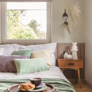 Dom w Milanówku w stylu pigmented minimal - zamieszkała w nim rodzina z dzieckiem