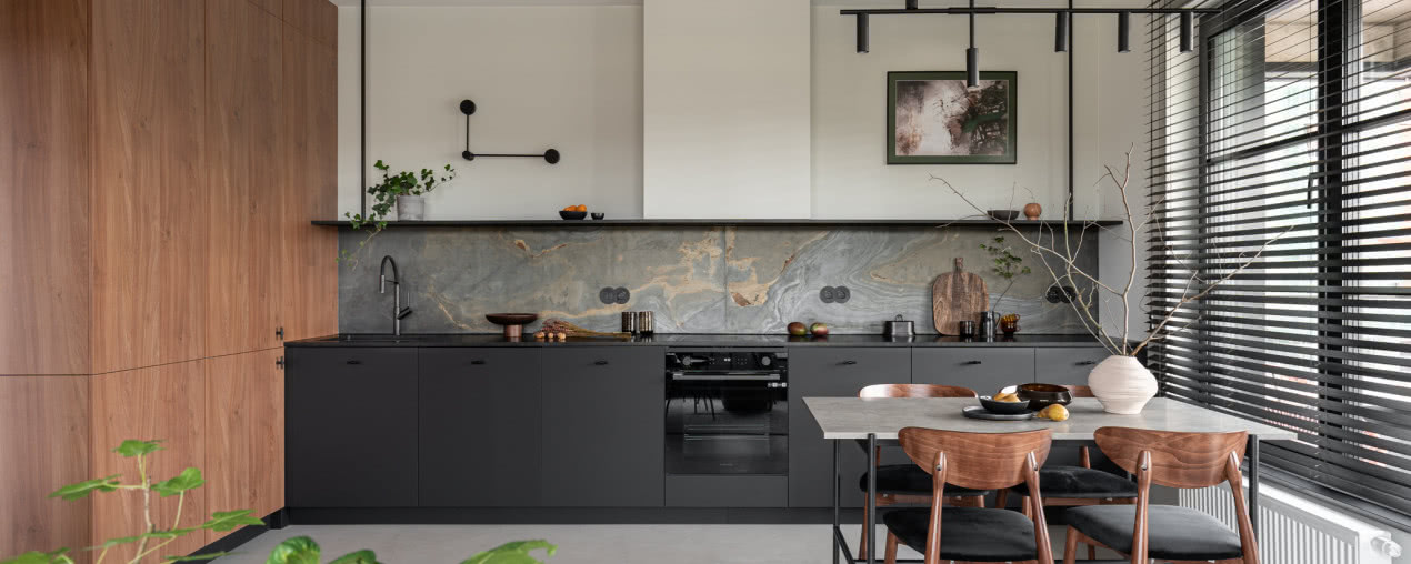 Industrialne mieszkanie w starej stoczni. Designem nawiązuje do architektury Gdańska!