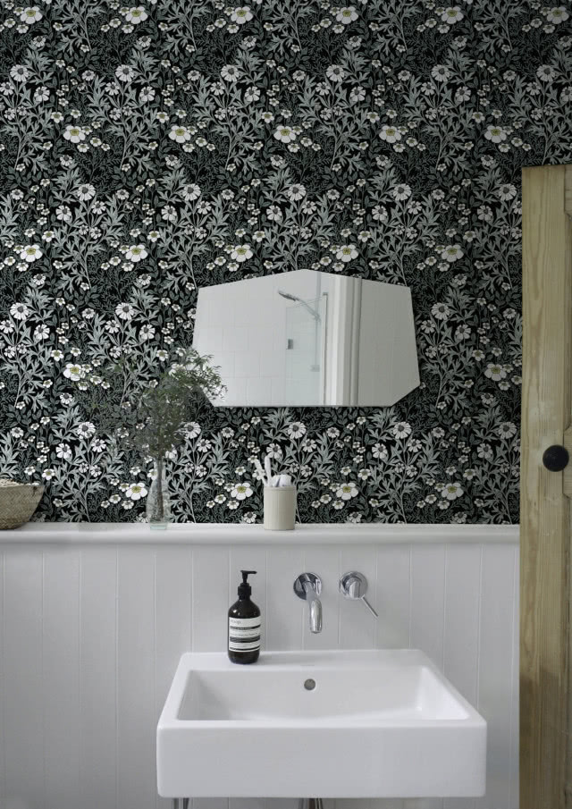 łazienka z boazerią i tapetą w kwiaty