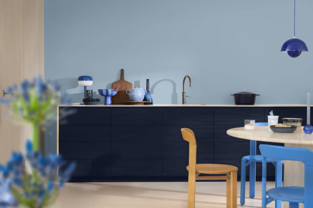 granatowe szafki w kuchni