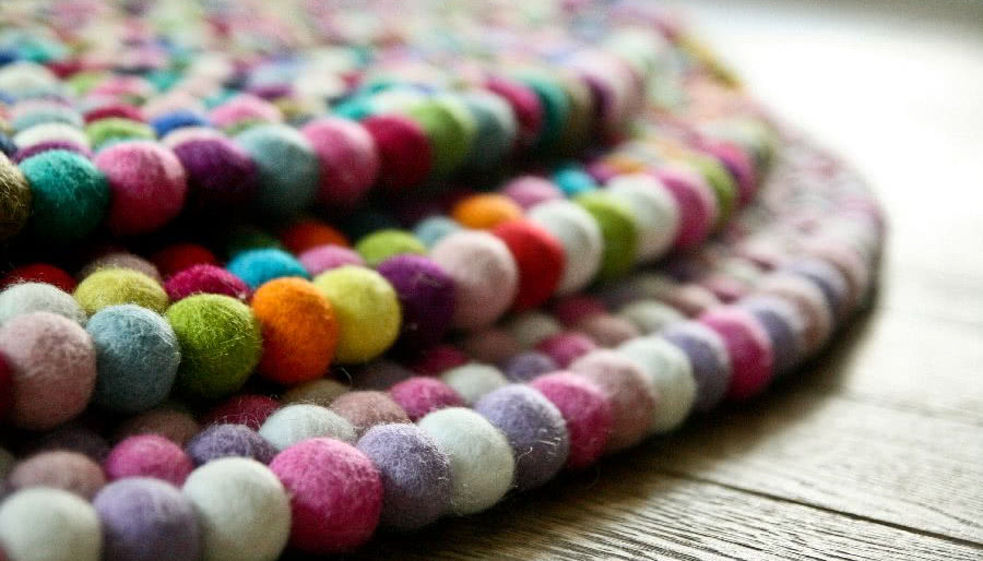 Ręcznie robione dywany z filcu od Blobbi