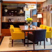 Ciepłe i chodne barwy ziemi tworzą spójną i...