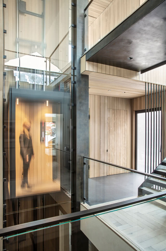 winda w szklanej klatce