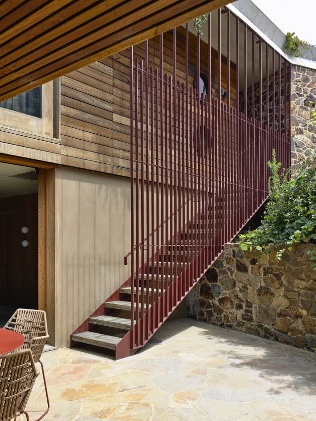 Schody prowadzące z wewnętrznego ogrodu.