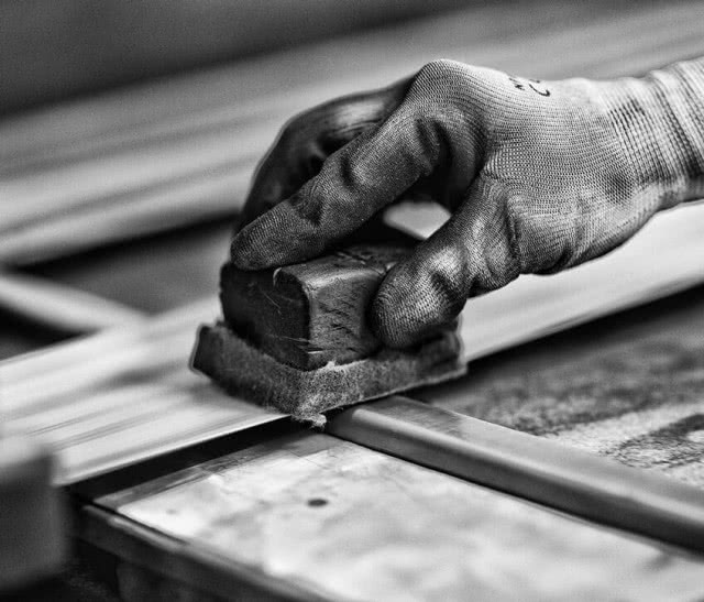 ręka szlifująca jeden z elementów