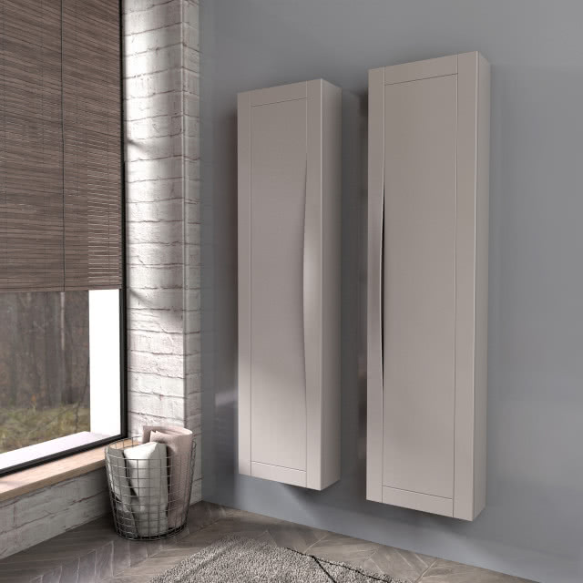 słupki wiszące na ścianie, kosz na ręczniki, duże okno, żaluzje, biała cegła przy oknie, drewniana podłoga, szara ściana