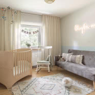 Dom w Milanówku w stylu pigmented minimal - zamieszkała w nim rodzina z dzieckiem