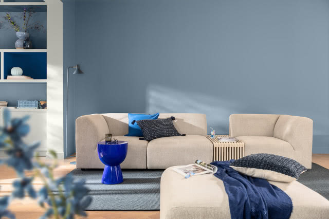 niebieska ściana w salonie