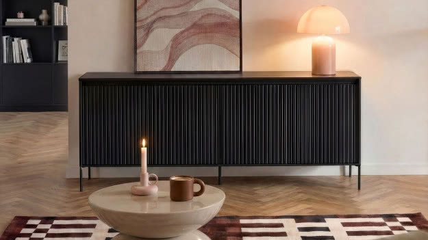 Mid-century modern bez odtwarzania epoki. Jak korzystać z tej estetyki, wybierając nowe meble?