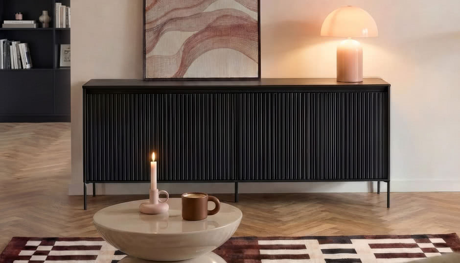 Mid-century modern bez odtwarzania epoki. Jak korzystać z tej estetyki, wybierając nowe meble?