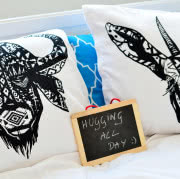 KUKU.RYKU, czyli pościel z kogutem, to ukłon HUG...