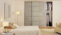 Szkło matowe w sypialnianej szafie