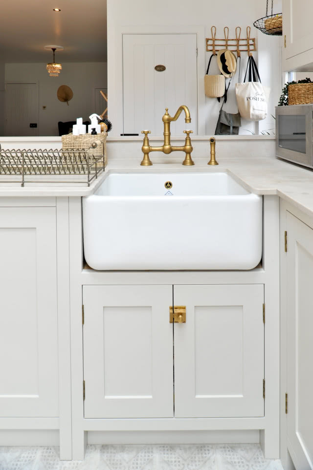 kuchnia, zbliżenie na zlew i baterię retro