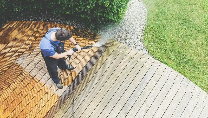 Powakacyjna renowacja tarasu, czyli czym czyścić różne nawierzchnie po sezonie?