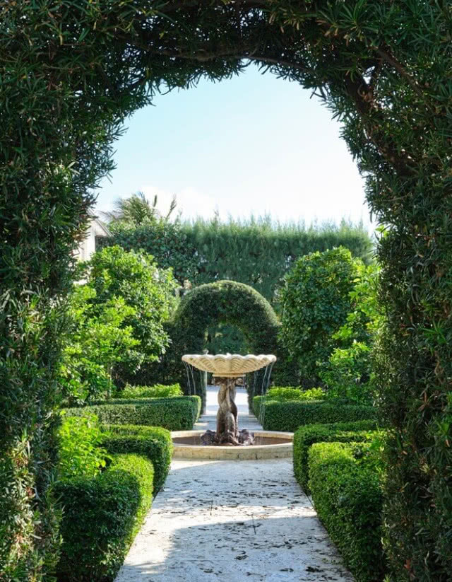 wejście do ogrodu z fontanną