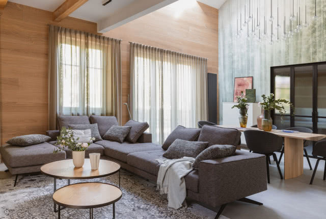 drewniana ściana w salonie