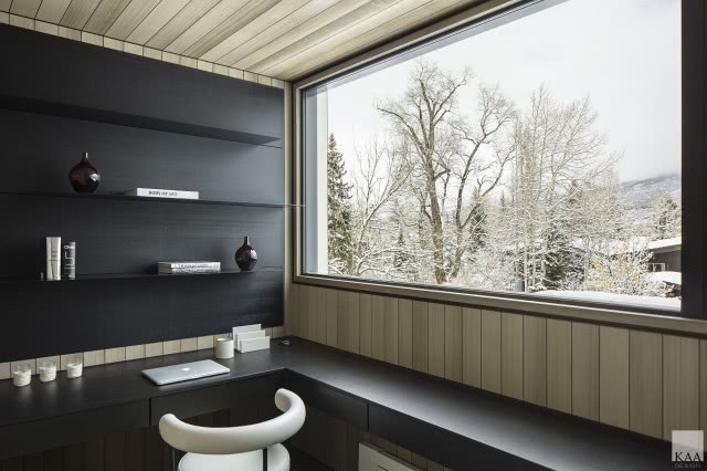 gabinet  w dużym panoramicznym oknem