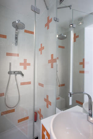 Typograficzne wzory z mozaiki sciennej w łazience