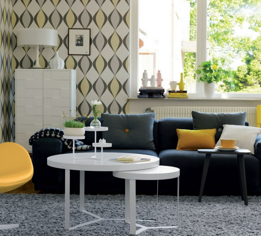 Białe meble, jasne tapety i akcenty w soczystej...