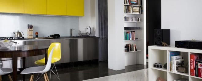 Loft na poddaszu - wnętrze kawalerki w bloku