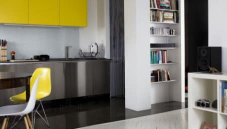 Loft na poddaszu - wnętrze kawalerki w bloku