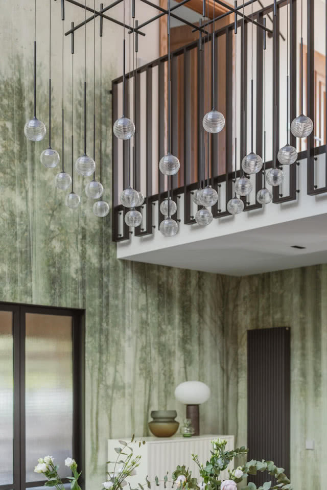 tapeta mural na ścianie w salonie