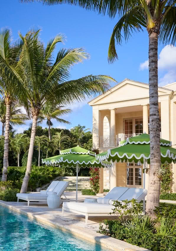 basen, w tle fragment domu