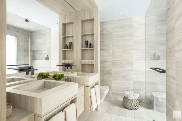 łazienka wyłożona trawertynem