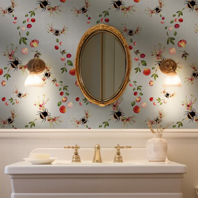 łazienka z boazerią i tapetą w kwiaty, złote lustro