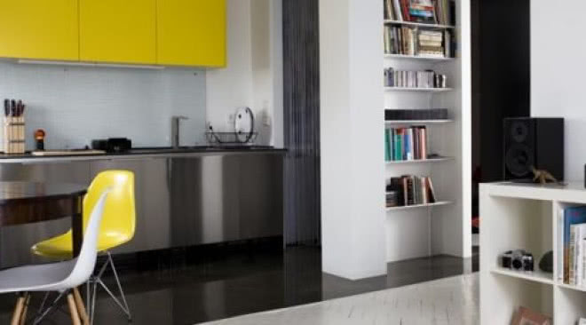 Loft na poddaszu - wnętrze kawalerki w bloku