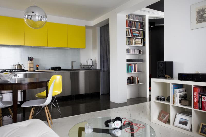 Przestrzeń rozjaśnia też biała podłoga; stara...