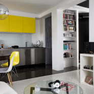 Loft na poddaszu - wnętrze kawalerki w bloku