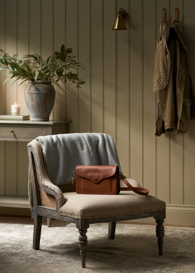 fotel i przewieszony przez jego oparcie pled