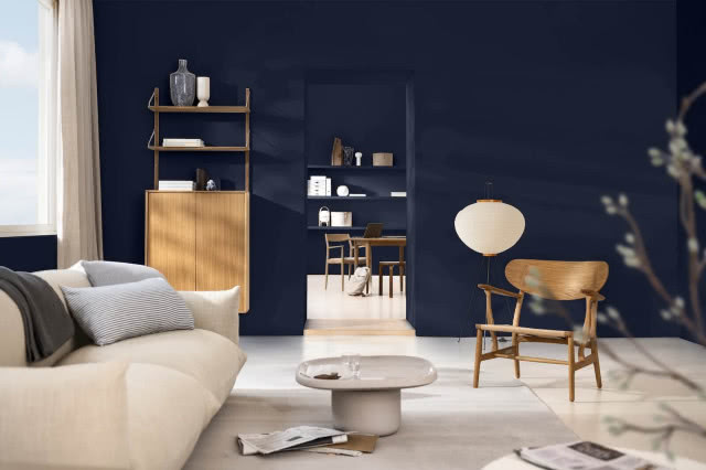 granatowe ściany w salonie