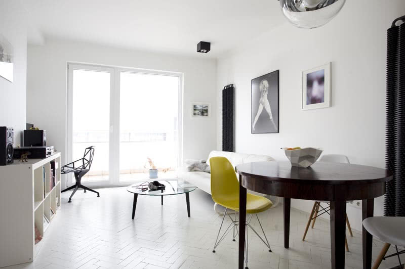 Salon. Dawne małe okno zastąpiono dużym...