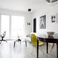 Loft na poddaszu - wnętrze kawalerki w bloku