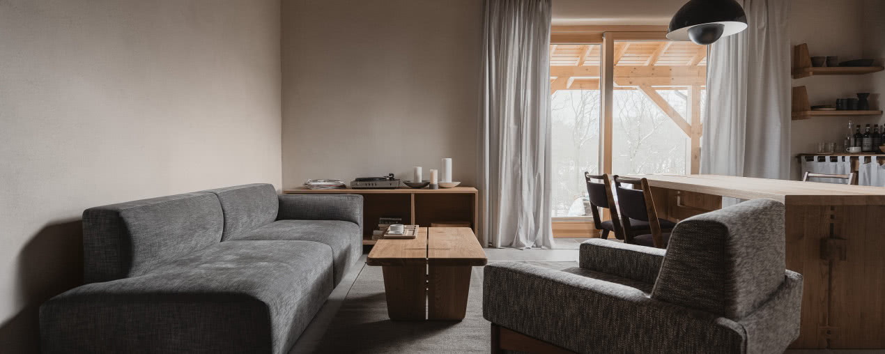 Rustykalne domy w otoczeniu pól i lasów. Zbudowano je tylko z naturalnych materiałów!