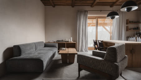 Rustykalne domy w otoczeniu pól i lasów. Zbudowano je tylko z naturalnych materiałów!