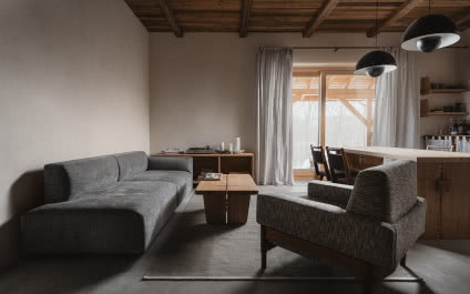 Rustykalne domy w otoczeniu pól i lasów. Zbudowano je tylko z naturalnych materiałów!