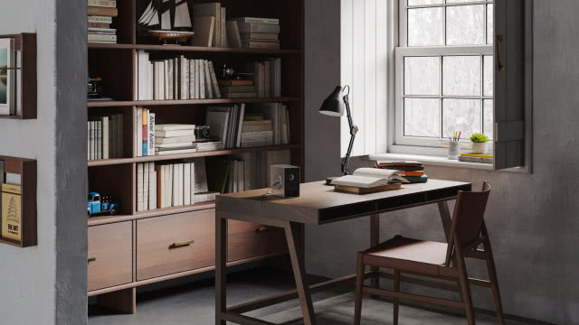 projektor na biurku z lampą stołową