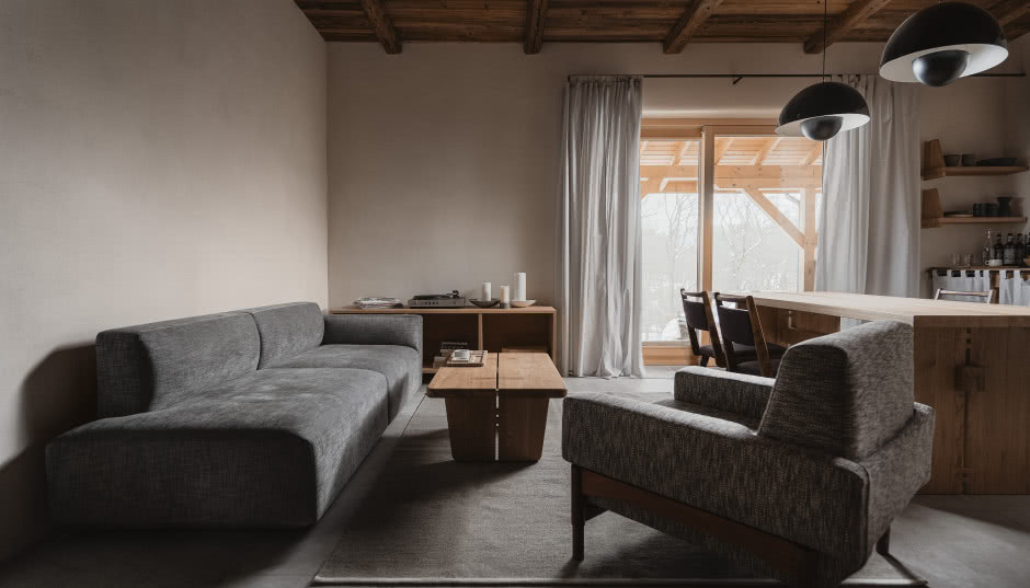 Rustykalne domy w otoczeniu pól i lasów. Zbudowano je tylko z naturalnych materiałów!