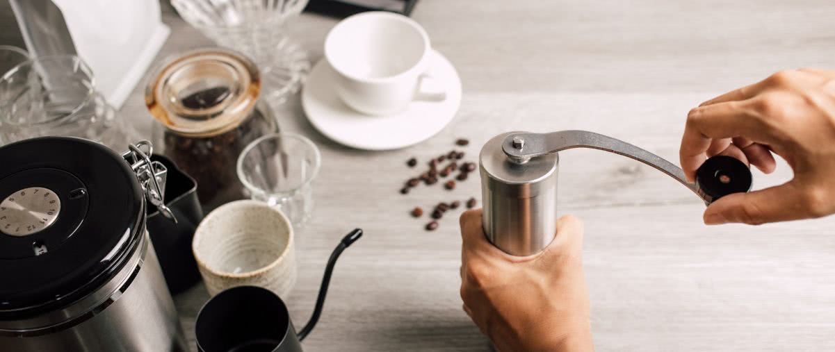 Ręczny ekspres do kawy z młynkiem - nowy trend, czy przeżytek? 