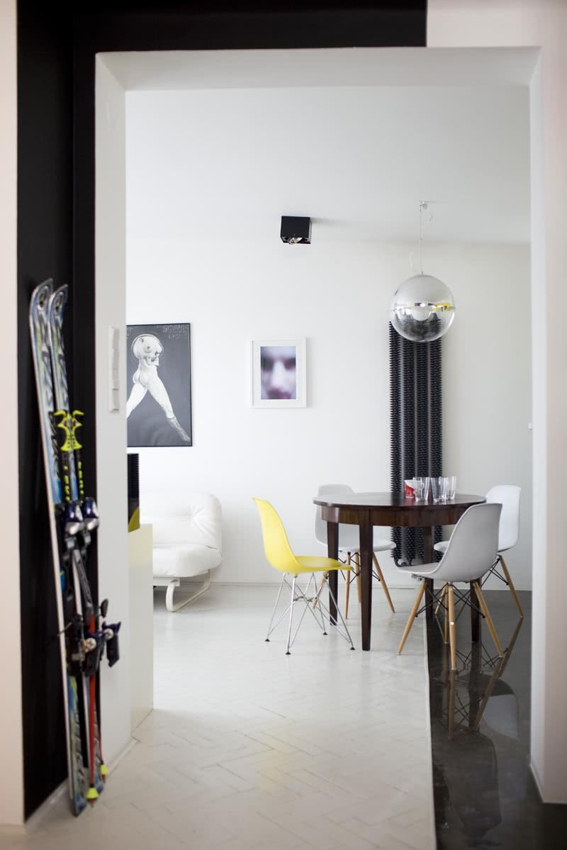 Biały parkiet – czarna ściana i odwrotnie: biała...