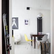 Loft na poddaszu - wnętrze kawalerki w bloku