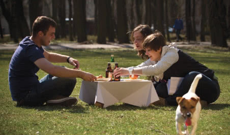 Meble z tektury - stolik Pic-nic